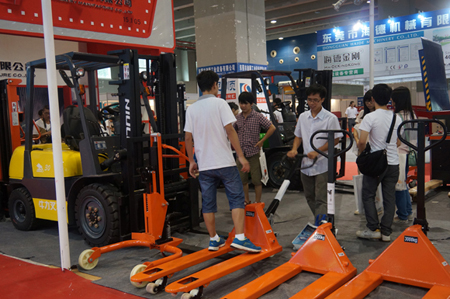 牛力展位現(xiàn)場_展品包括：內(nèi)燃叉車，全電動搬運車，全電動升高車，手動搬運車，電子秤搬運車，腳輪等。